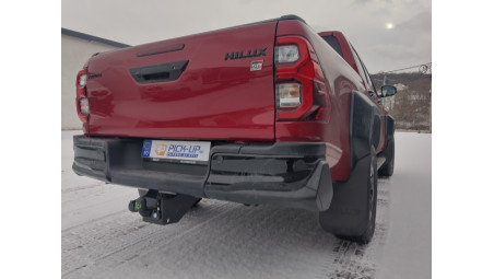 Roll cover,bed liner,roll cover, towing hook installed on Toyota Hilux 2025