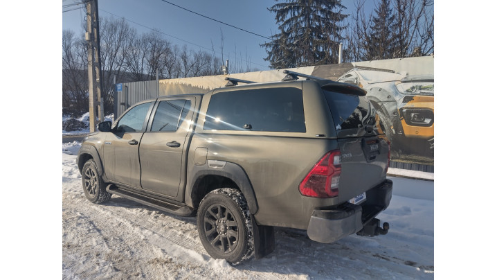 Alpha CMX-W canopy installed on Toyota Hilux 2025