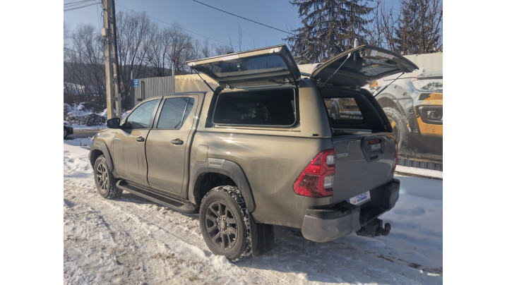 Alpha CMX-W canopy installed on Toyota Hilux 2025