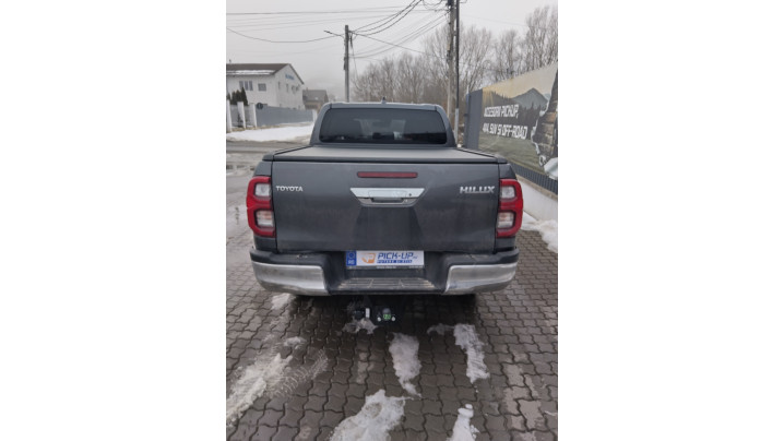 Roll cover,bed liner,roll cover, towing hook installed on Toyota Hilux 2025