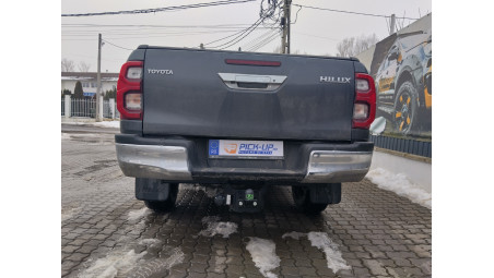 Roll cover,bed liner,roll cover, towing hook installed on Toyota Hilux 2025