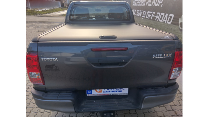 Roll cover and bed tray installed on Toyota Hilux 2022