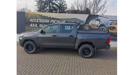Roll cover and bed tray installed on Toyota Hilux 2022