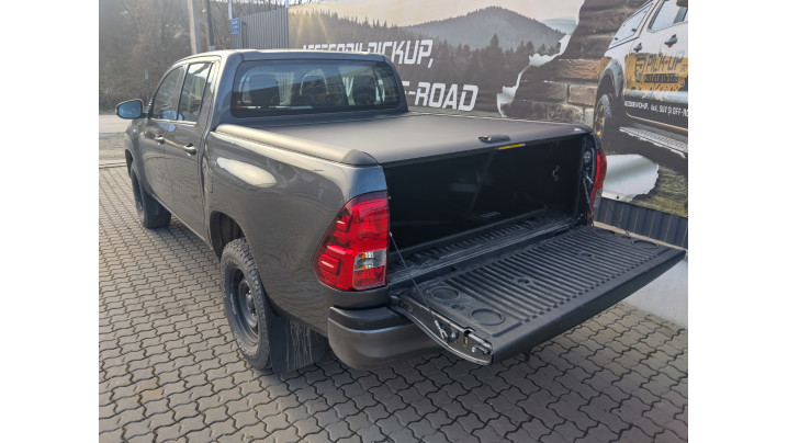 Roll cover and bed tray installed on Toyota Hilux 2022
