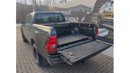 Roll cover and bed tray installed on Toyota Hilux 2022