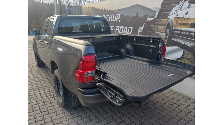 Roll cover and bed tray installed on Toyota Hilux 2022