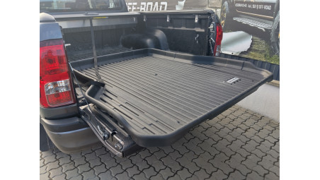 Roll cover and bed tray installed on Toyota Hilux 2022