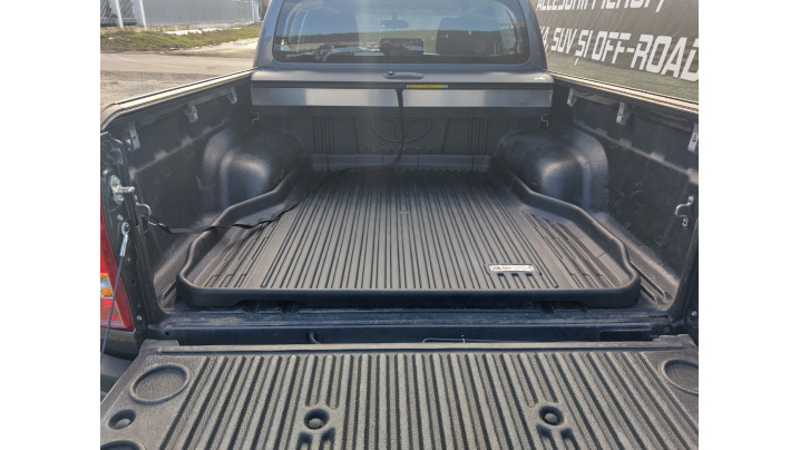 Roll cover and bed tray installed on Toyota Hilux 2022