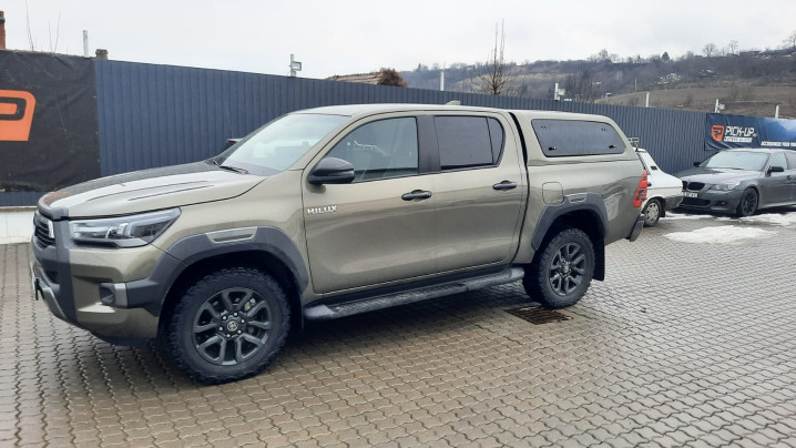 Aeroklas GSE-L canopy installed on Toyota Hilux 2025
