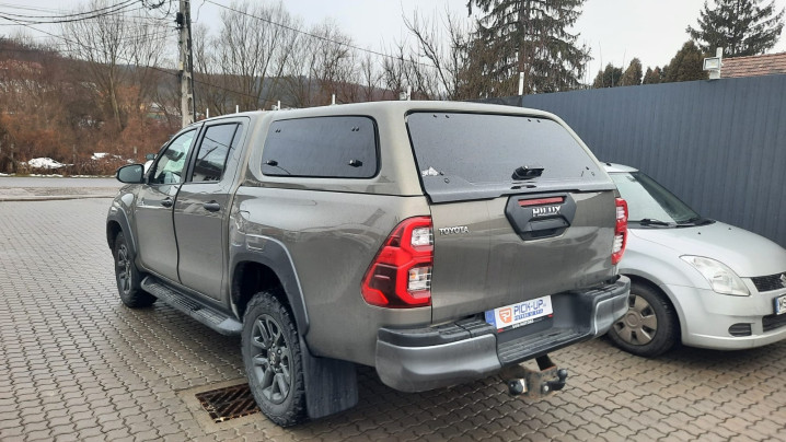 Aeroklas GSE-L canopy installed on Toyota Hilux 2025