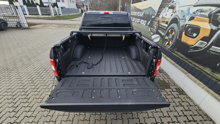 Roll cover and cross bars installed on Ford F150 2019