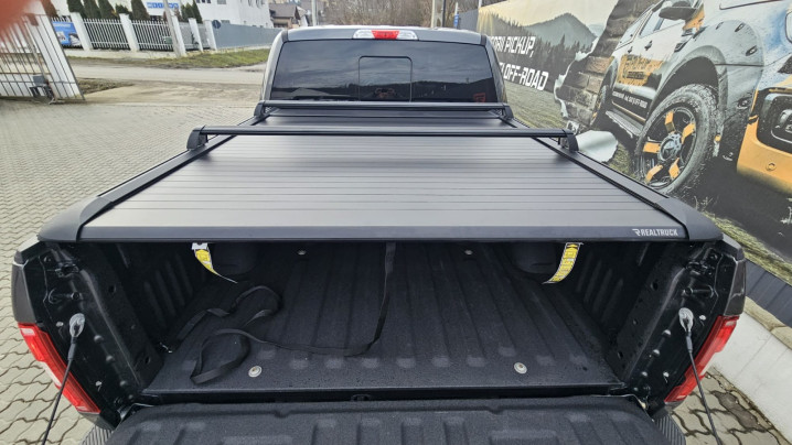 Roll cover and cross bars installed on Ford F150 2019