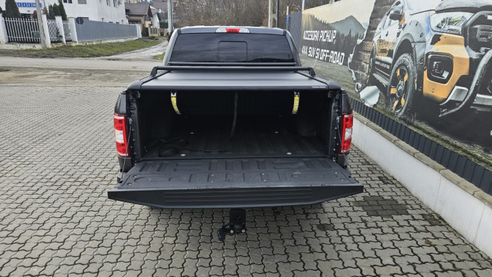 Roll cover and cross bars installed on Ford F150 2019