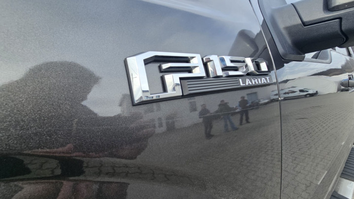 Roll cover and cross bars installed on Ford F150 2019