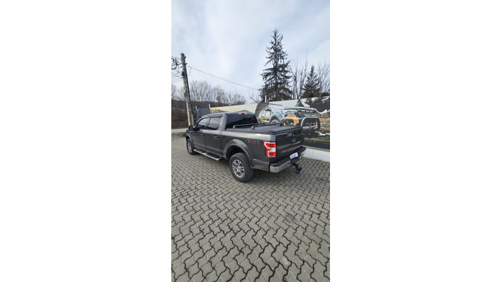 Roll cover and cross bars installed on Ford F150 2019