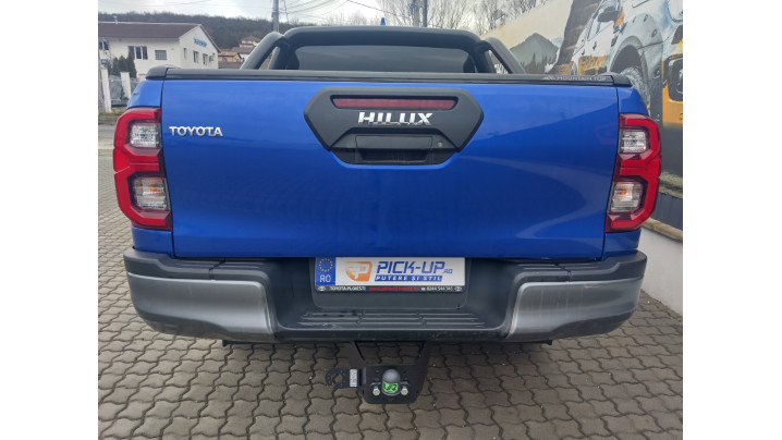 Roll cover, rollbar, towing hitch installed on Toyota Hilux 2023