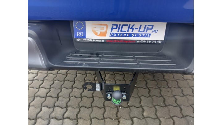 Roll cover, rollbar, towing hitch installed on Toyota Hilux 2023