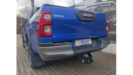 Roll cover, rollbar, towing hitch installed on Toyota Hilux 2023