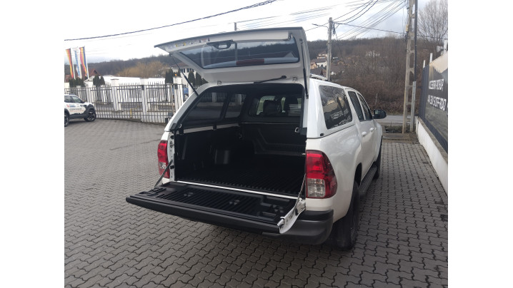 Alpha GSR canopy, Aeroklas bedliner installed on Toyota Hilux 2025