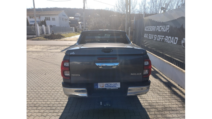 Alpha SCZ sport cover, towing hitch installed on Toyota Hilux 2025