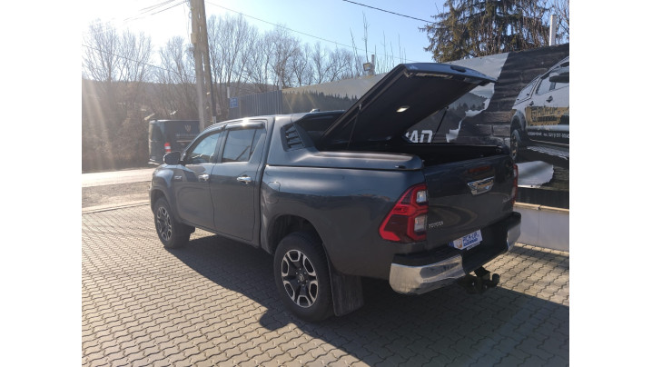 Alpha SCZ sport cover, towing hitch installed on Toyota Hilux 2025