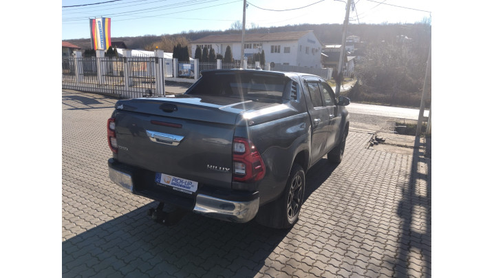 Alpha SCZ sport cover, towing hitch installed on Toyota Hilux 2025