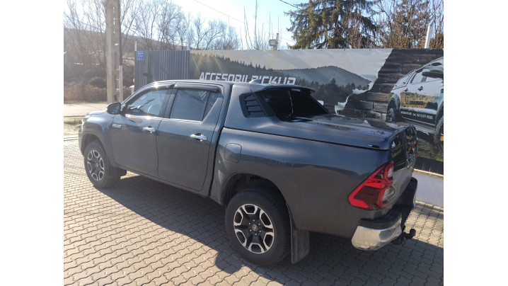 Alpha SCZ sport cover, towing hitch installed on Toyota Hilux 2025