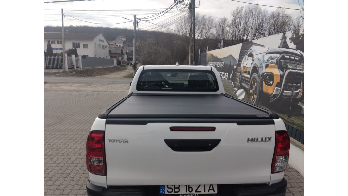 Mountain Top / Real Truck roll cover installed on Toyota Hilux 2024