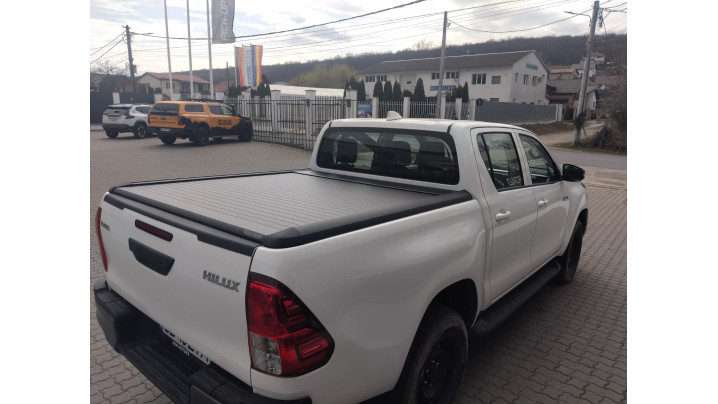 Mountain Top / Real Truck roll cover installed on Toyota Hilux 2024