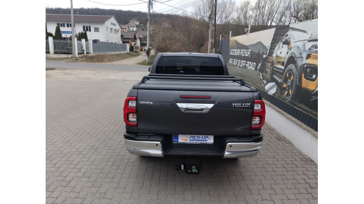 Roll cover, cross bars installed on Toyota Hilux 2023