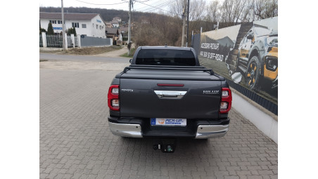 Roll cover, cross bars installed on Toyota Hilux 2023