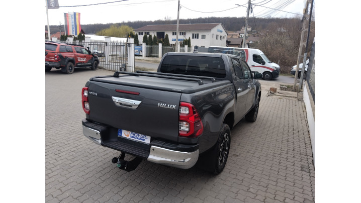 Roll cover, cross bars installed on Toyota Hilux 2023