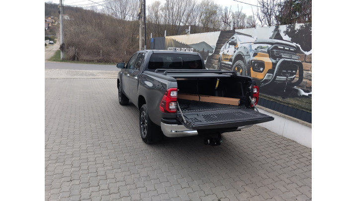 Roll cover, cross bars installed on Toyota Hilux 2023