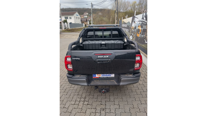 Warn Evo 10S winch and Rocky rollbar installed on Toyota Hilux 2025