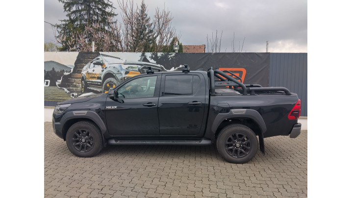 Warn Evo 10S winch and Rocky rollbar installed on Toyota Hilux 2025