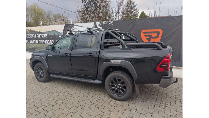 Warn Evo 10S winch and Rocky rollbar installed on Toyota Hilux 2025