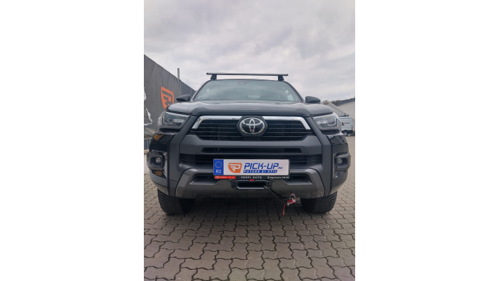 Warn Evo 10S winch and Rocky rollbar installed on Toyota Hilux 2025
