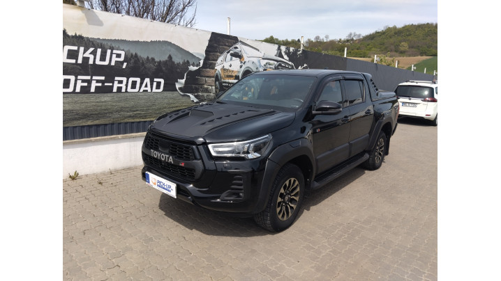 Montare extensie capotă și protecții laterale Safari pe Toyota Hilux GR Sport 2024