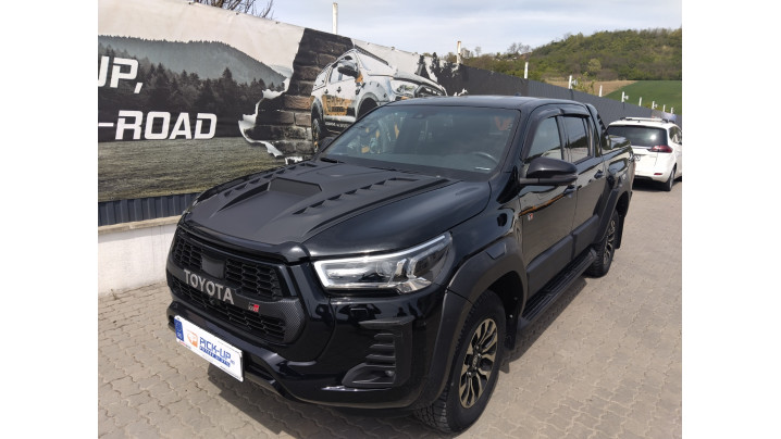 Montare extensie capotă și protecții laterale Safari pe Toyota Hilux GR Sport 2024