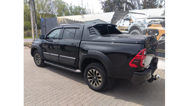Montare extensie capotă și protecții laterale Safari pe Toyota Hilux GR Sport 2024