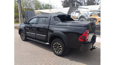 Montare extensie capotă și protecții laterale Safari pe Toyota Hilux GR Sport 2024