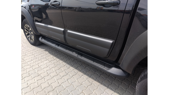 Montare extensie capotă și protecții laterale Safari pe Toyota Hilux GR Sport 2024