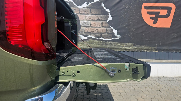 Montare hardtop si deflector de geam si capota pe Volkswagen Amarok 2025