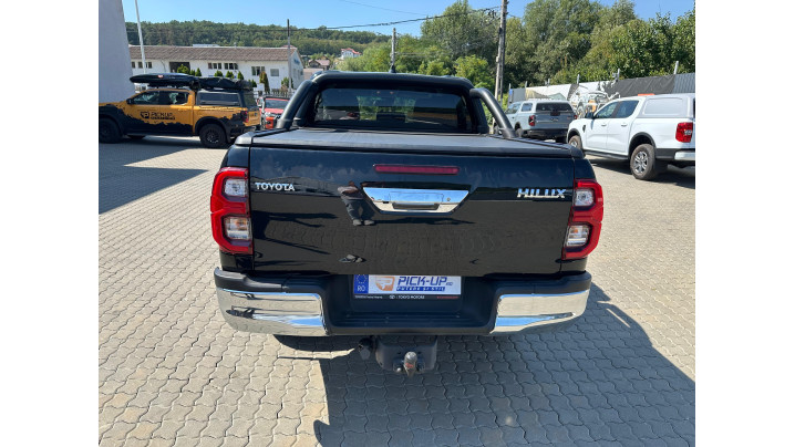 RealTruck roll cover & rollbar installed on Toyota Hilux 2025