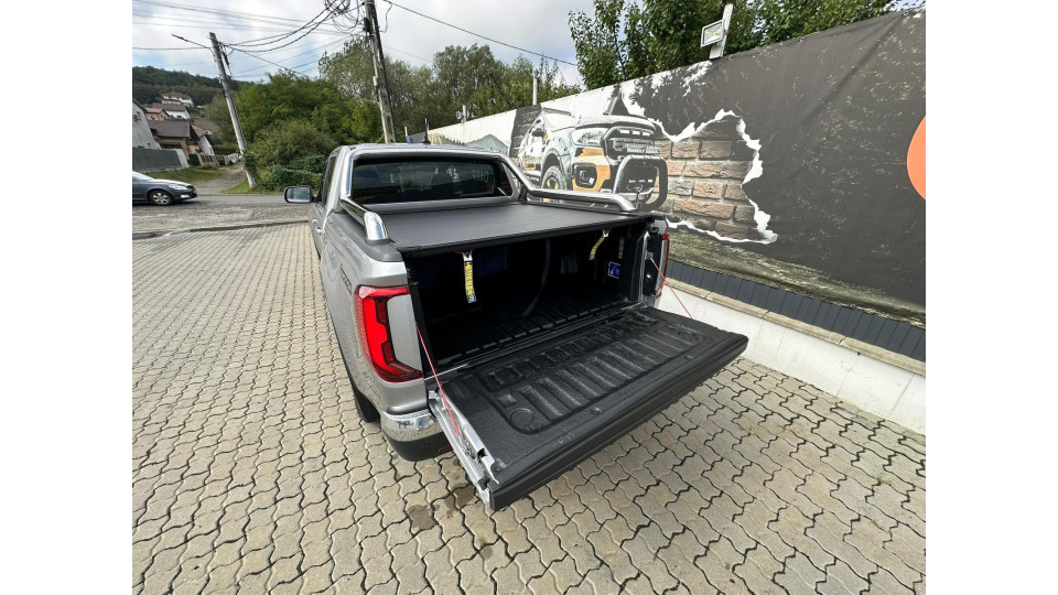 RealTruck roll cover installed on Volkswagen Amarok 2025