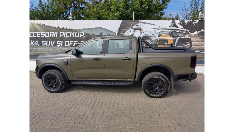 Manual roll cover installed on Ford Ranger Tremor 2025
