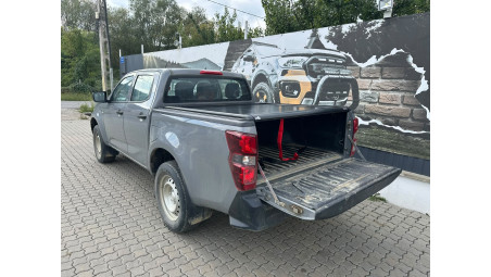 Manual roll cover installed on Isuzu D-Max 2016