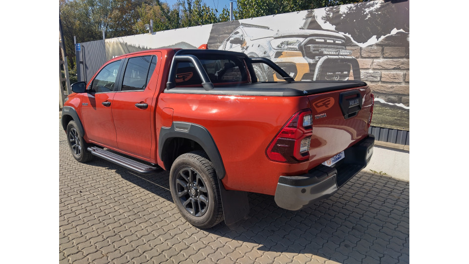 Roll cover,rollbar and side steps installed on Toyota Hilux 2023